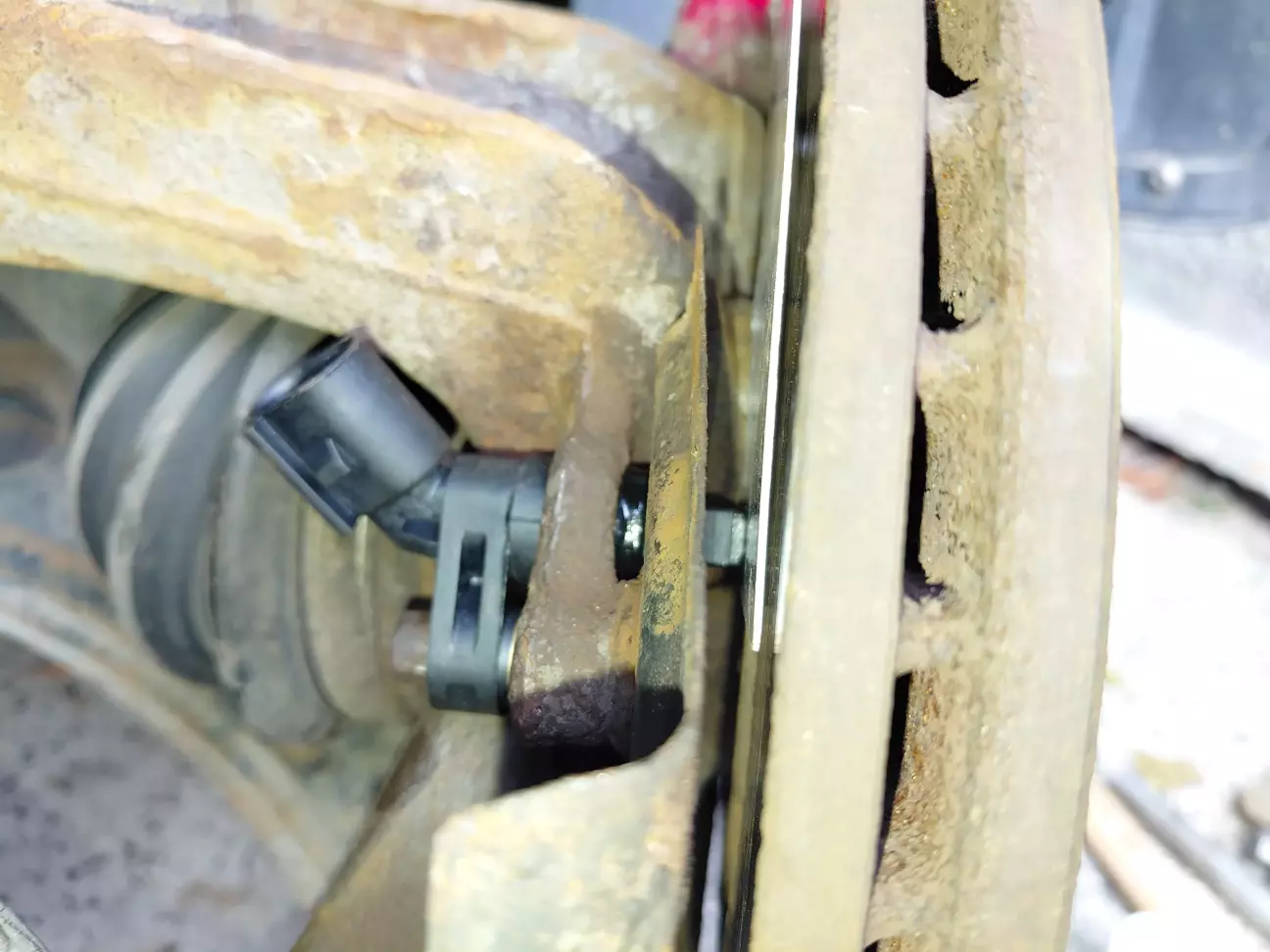 Выставление зазора между датчиком и кольцом с помощью пластиковой карточки