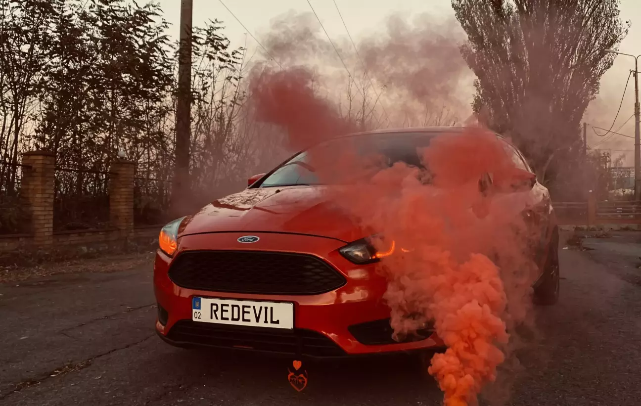 Оце помаранчевий, але якось схожий із червоним))