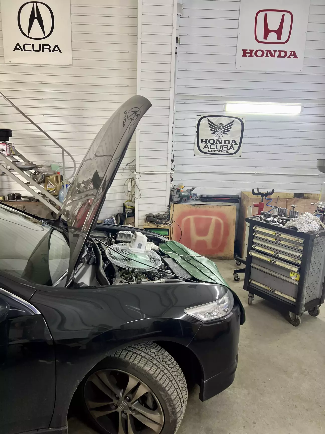 Чекаємо на охолодження двигуна.