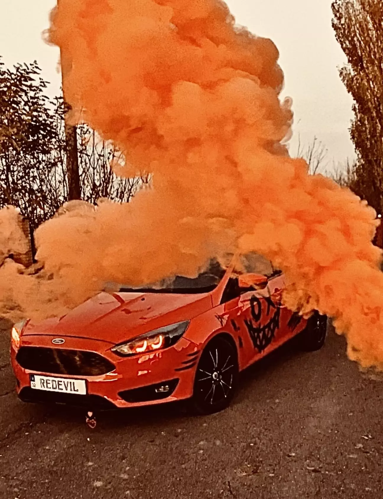 Чим густіший був дим, ти більше мій телефон відмовлявся робити чіткі фото 😏 Це мало бути кайфове, але розмите в хлам вийшло і тому вирішила зробити його під фільтр без чіткості 🤷🏻♀️