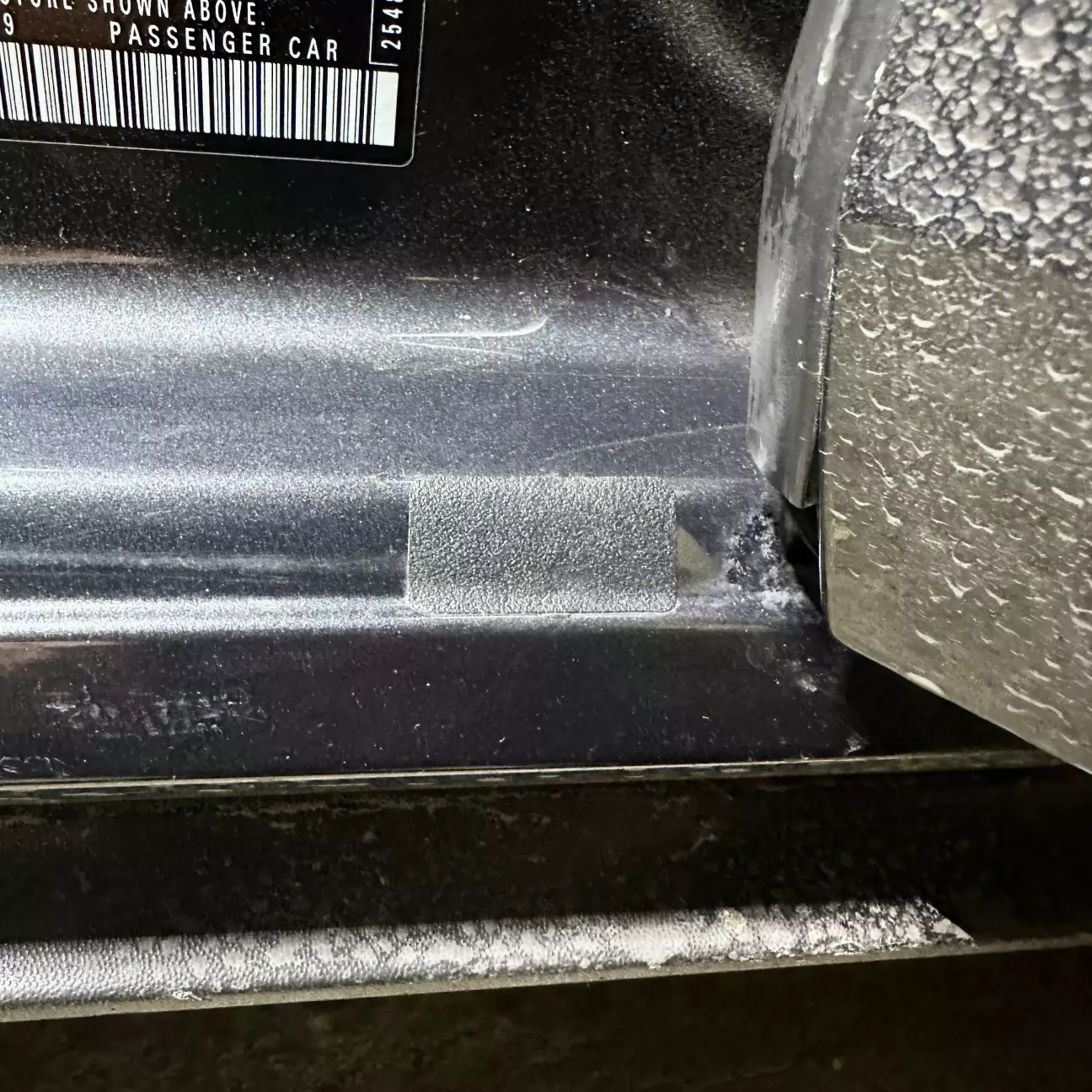 темно сіра плівка з шагренью на затертому до металу проємі, під плівкою оброблена та вирівняна поверхня