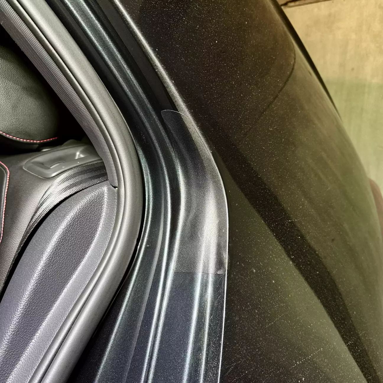 темно сіра плівка з шагренью на затертому до металу проємі, під плівкою оброблена та вирівняна поверхня