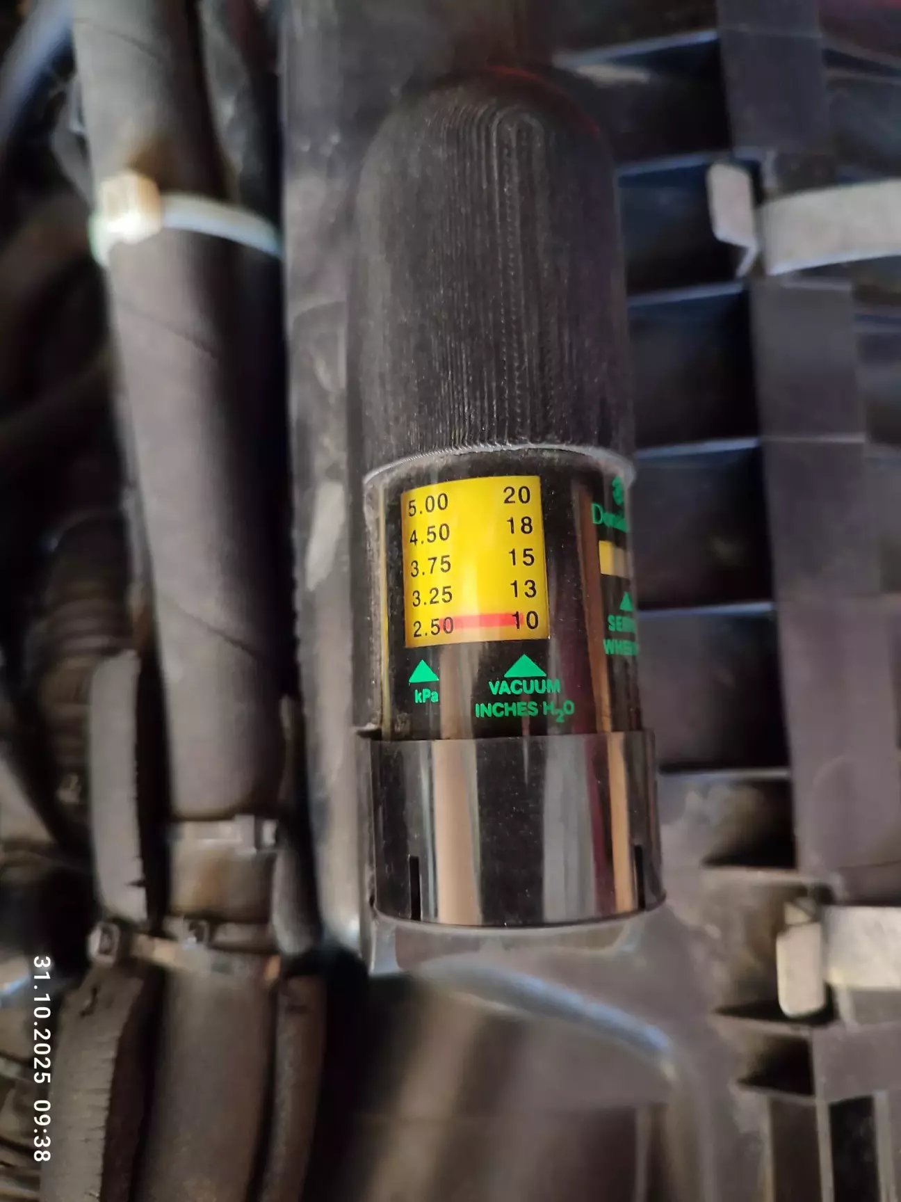 Зафіксовано розрідження в впускній системі десь на розгоні.