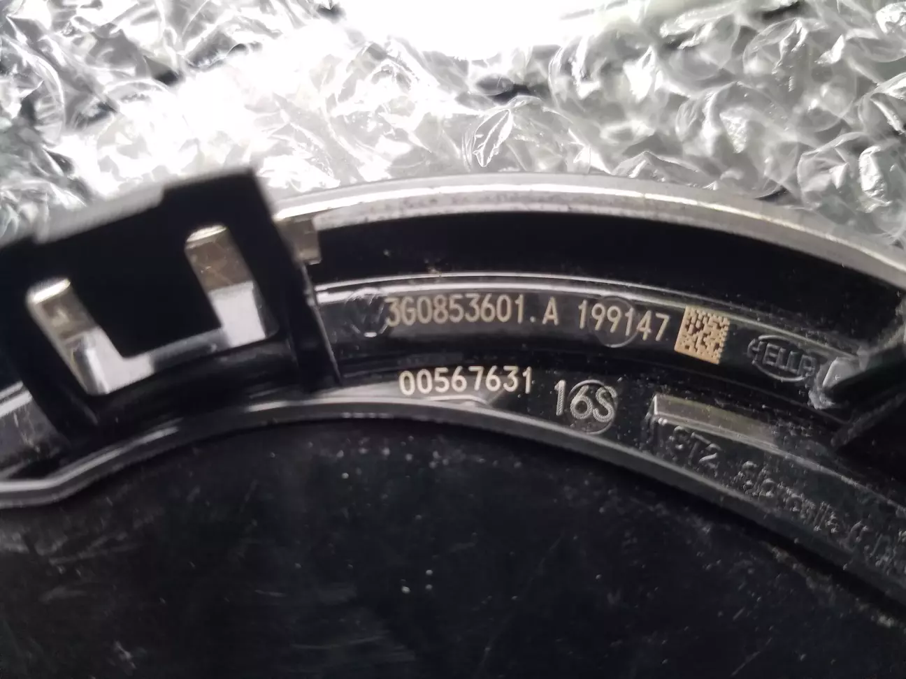 купив таку емблему на решітку радіатора