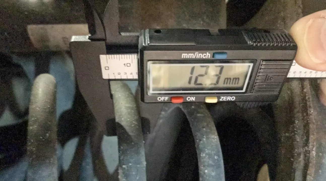 Товщина старої біля 12.3 - 12.5 мм