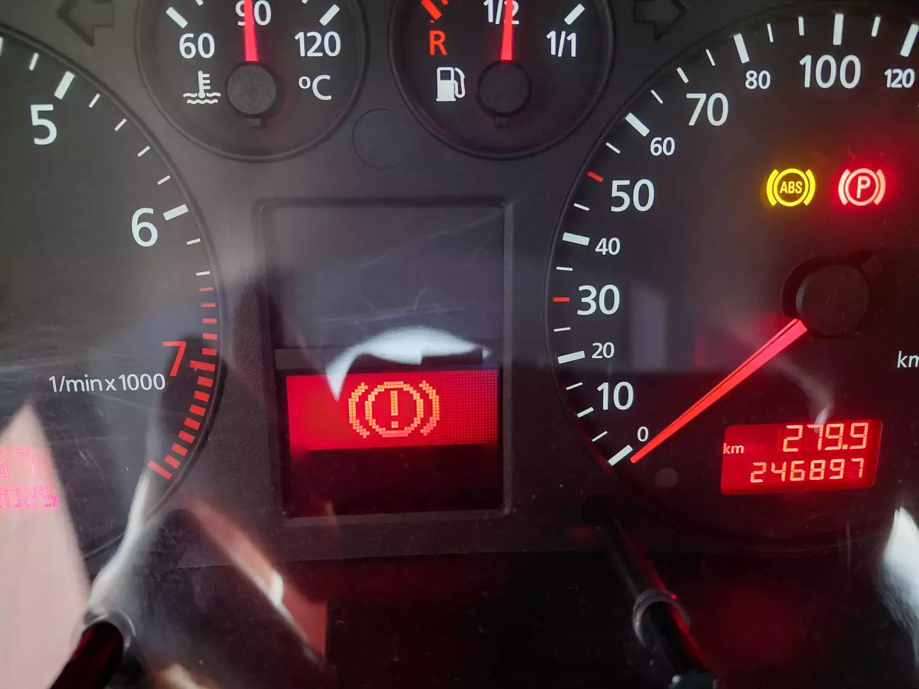 Символ неисправности тормозной системы на экране и лампа ABS