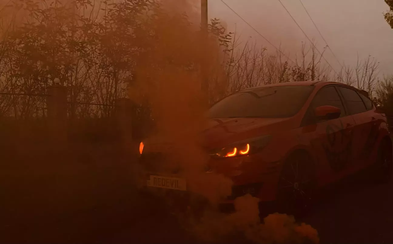 Оце дим почав розвіюватись не по плану, і оператор (тобто я) була як їжачок в тумані. Воняє він капець просто 🫣