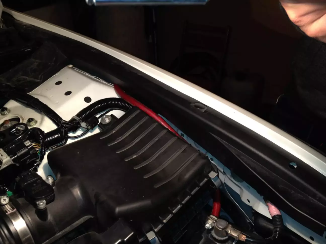 Пример как прокинуть провод под капот .