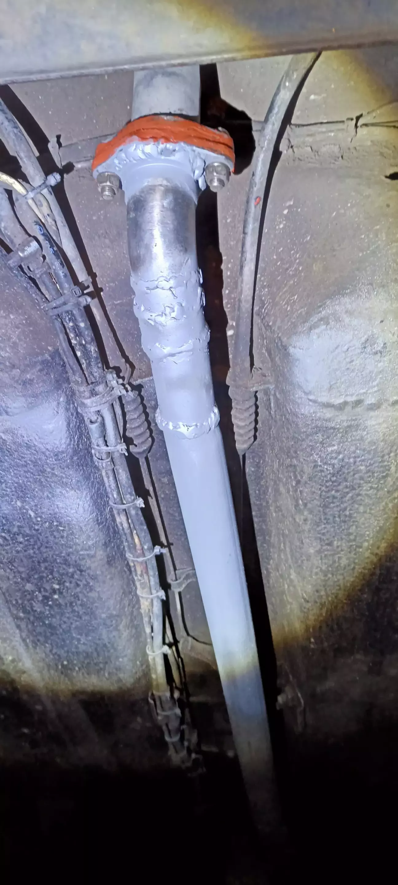 Цей останній шов і трохи старої труби, профарбував термофарбою з балона.