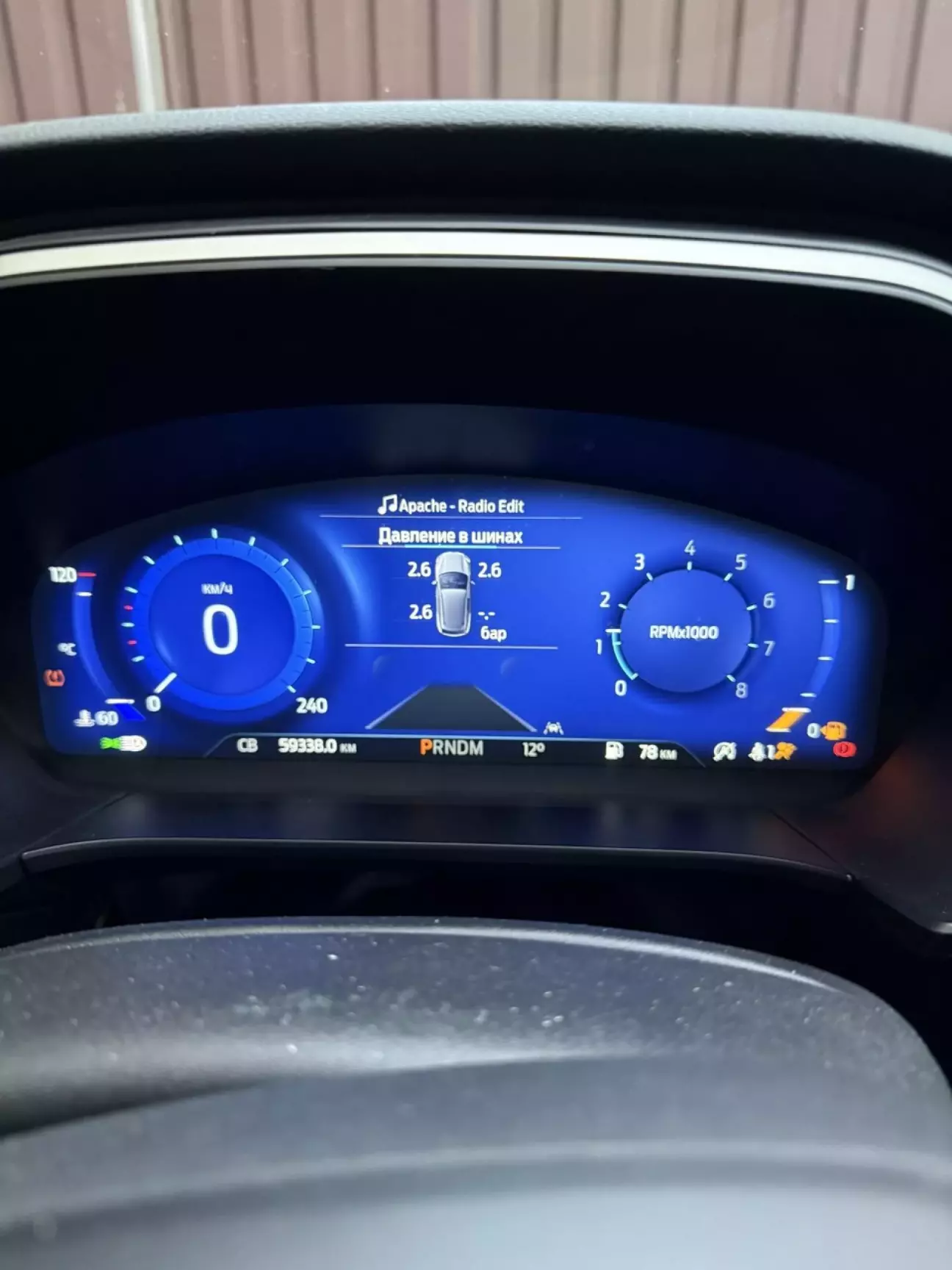 Авто показую на приборі не тільки помилку по датчикам ТПМС.. Ще показує який саме датчик відлетів..