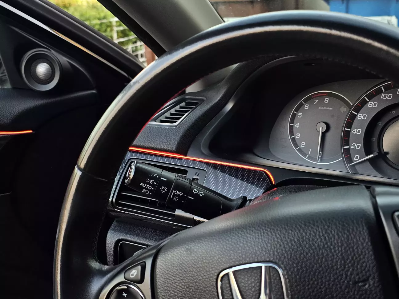 Салонна підсвітка автомобіля у денний час, яскравість 5%.