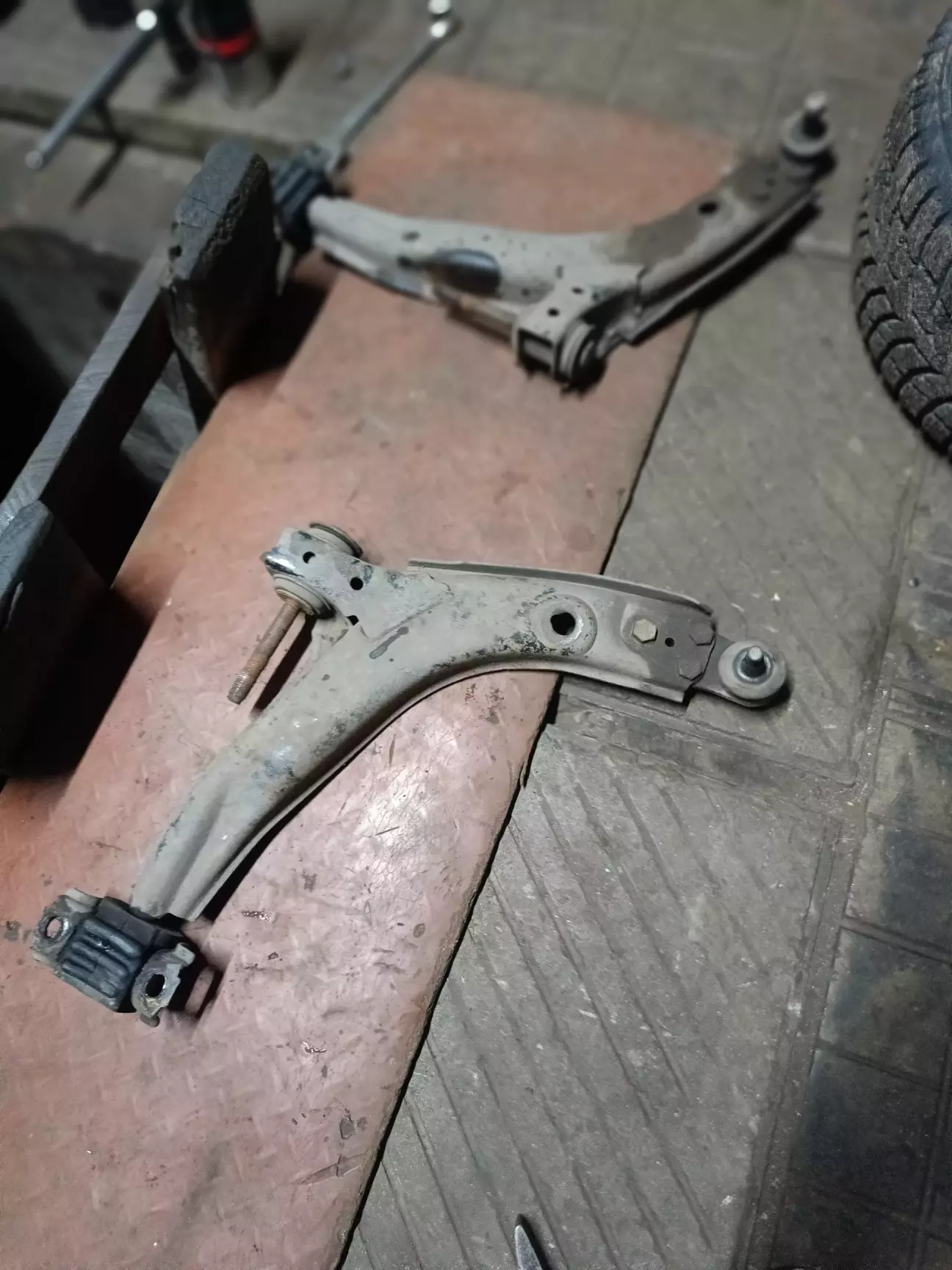 Задній сайлентблок в ідеальному стані, був раніше замінений