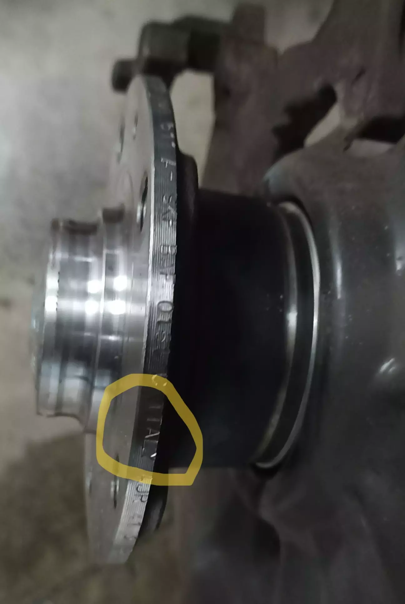 на ступиці виробник Італія. ще і весь напис зсунутий і обрізаний з верху.