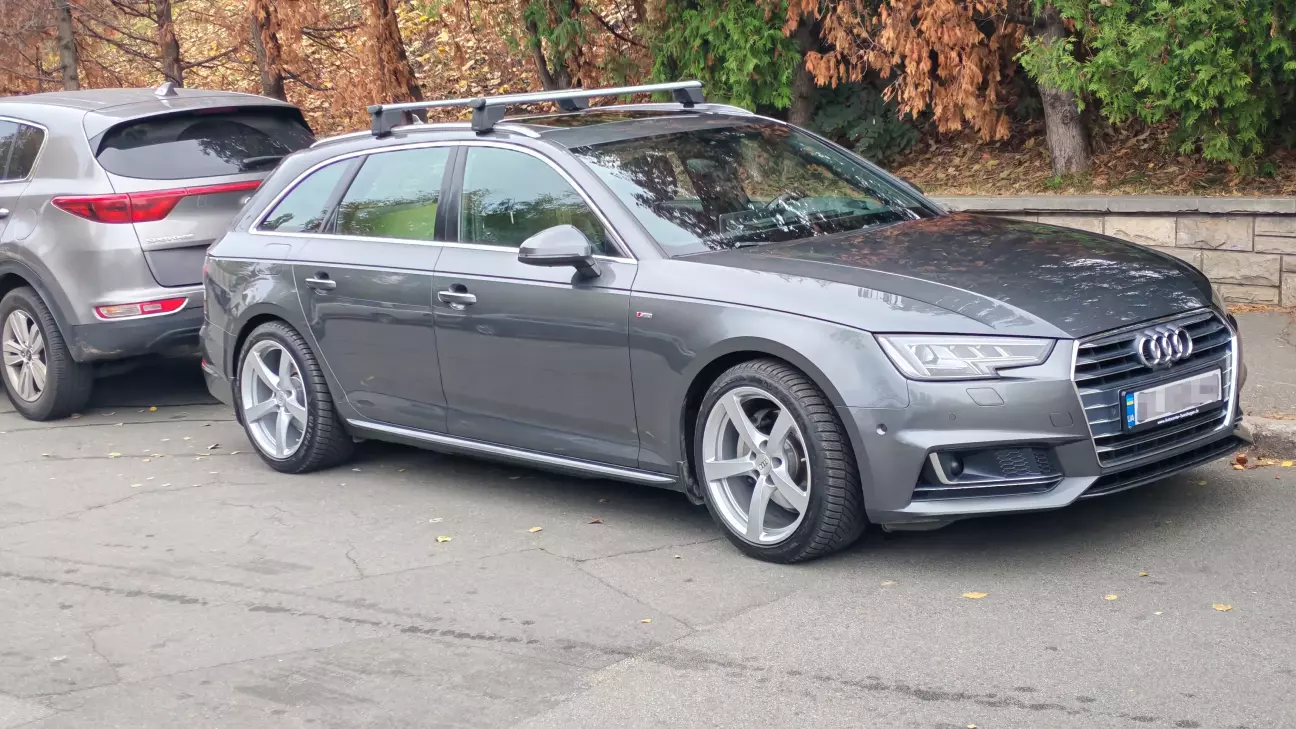 Світлі колеса, звісно, набагато виразніше за чорні