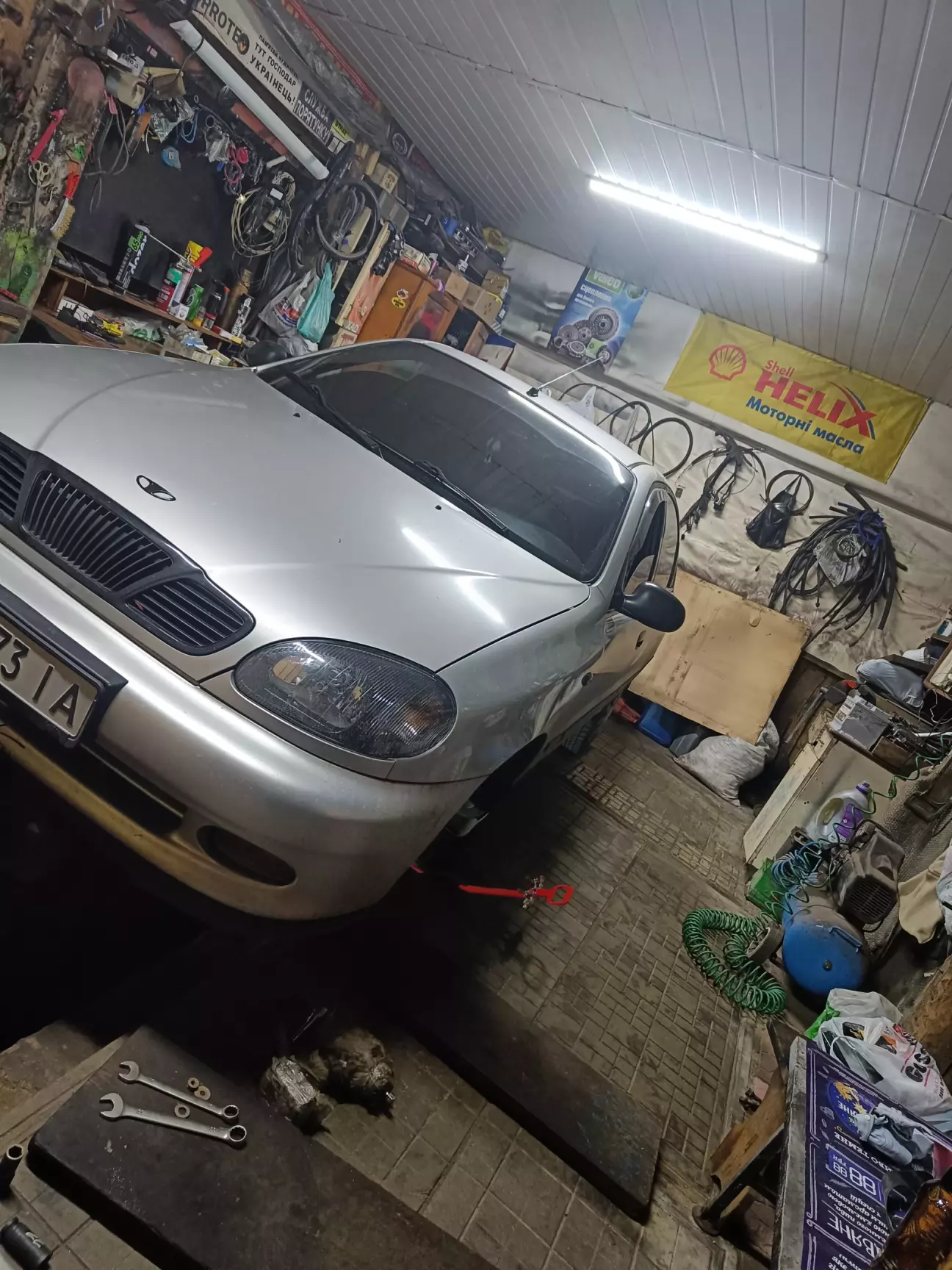 Авто вже без колес, приступаємо до роботи