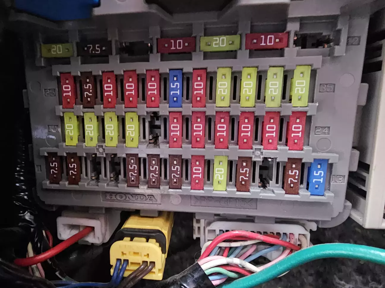 Салонний блок запобіжників. Наш роз'єм за номером 37,