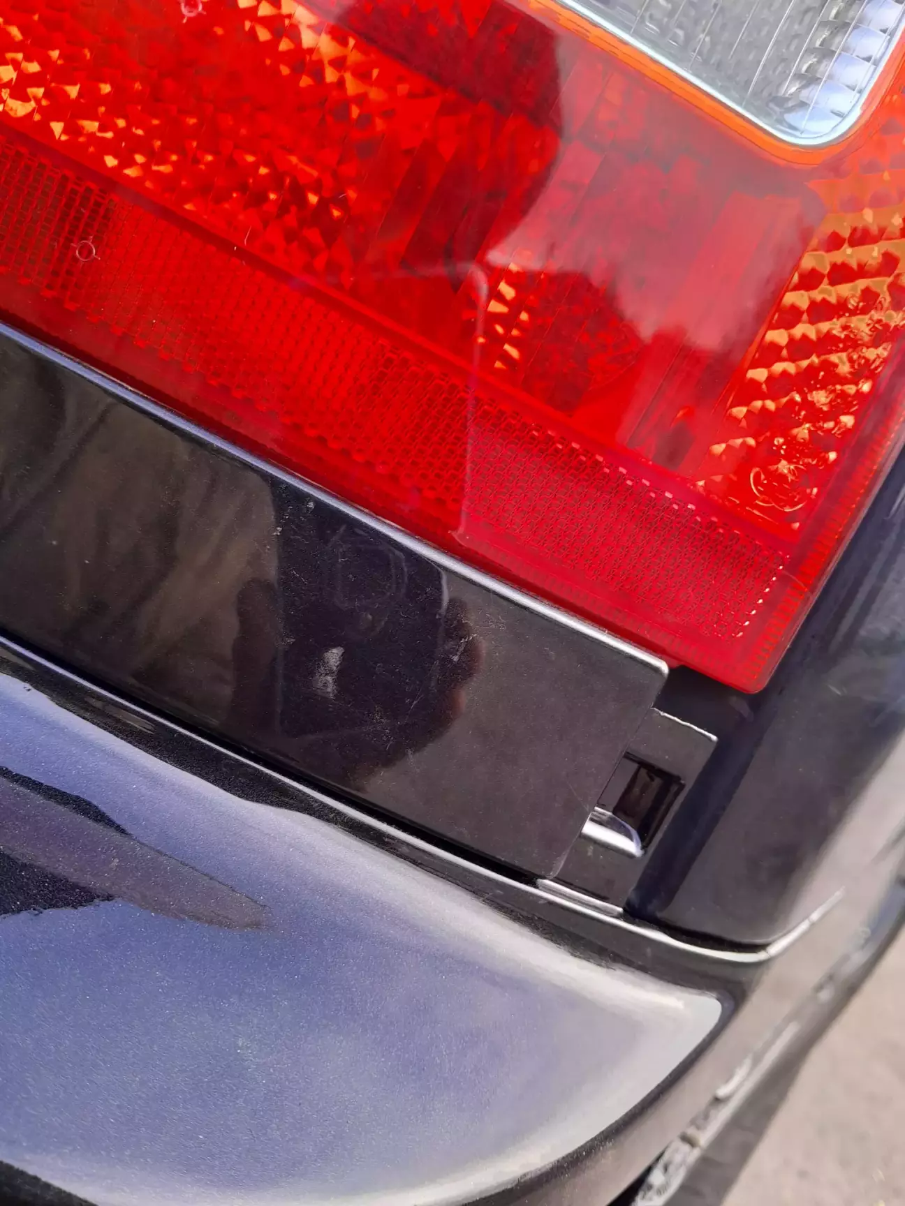 Декоративна накладка під ліхтаре. Притуляєм і просковзуєм в сторону, від осьової автомобіля закривається. Фіксується гвинтиком