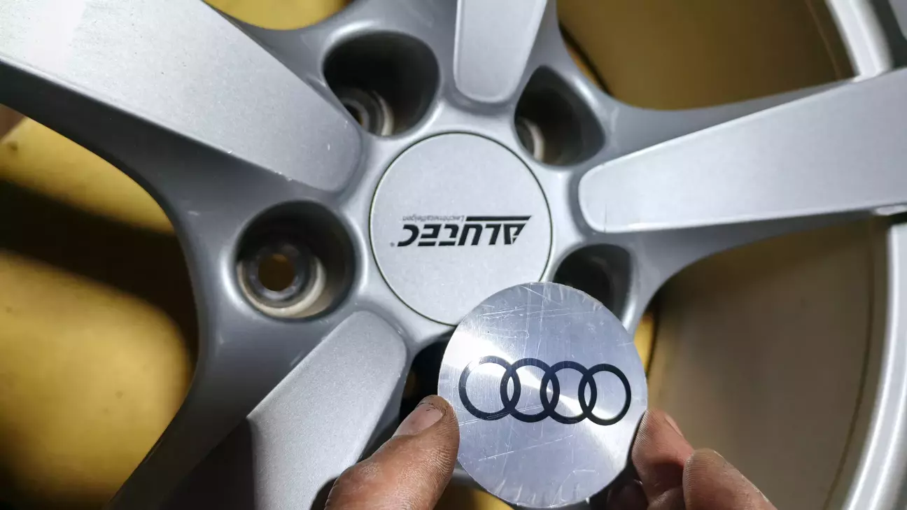 На аліку підібрав металеві тематичні наклейки (шашель - то захисна плівка)