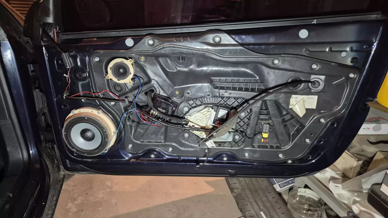 Три-полоска на дверях. Краса!!!