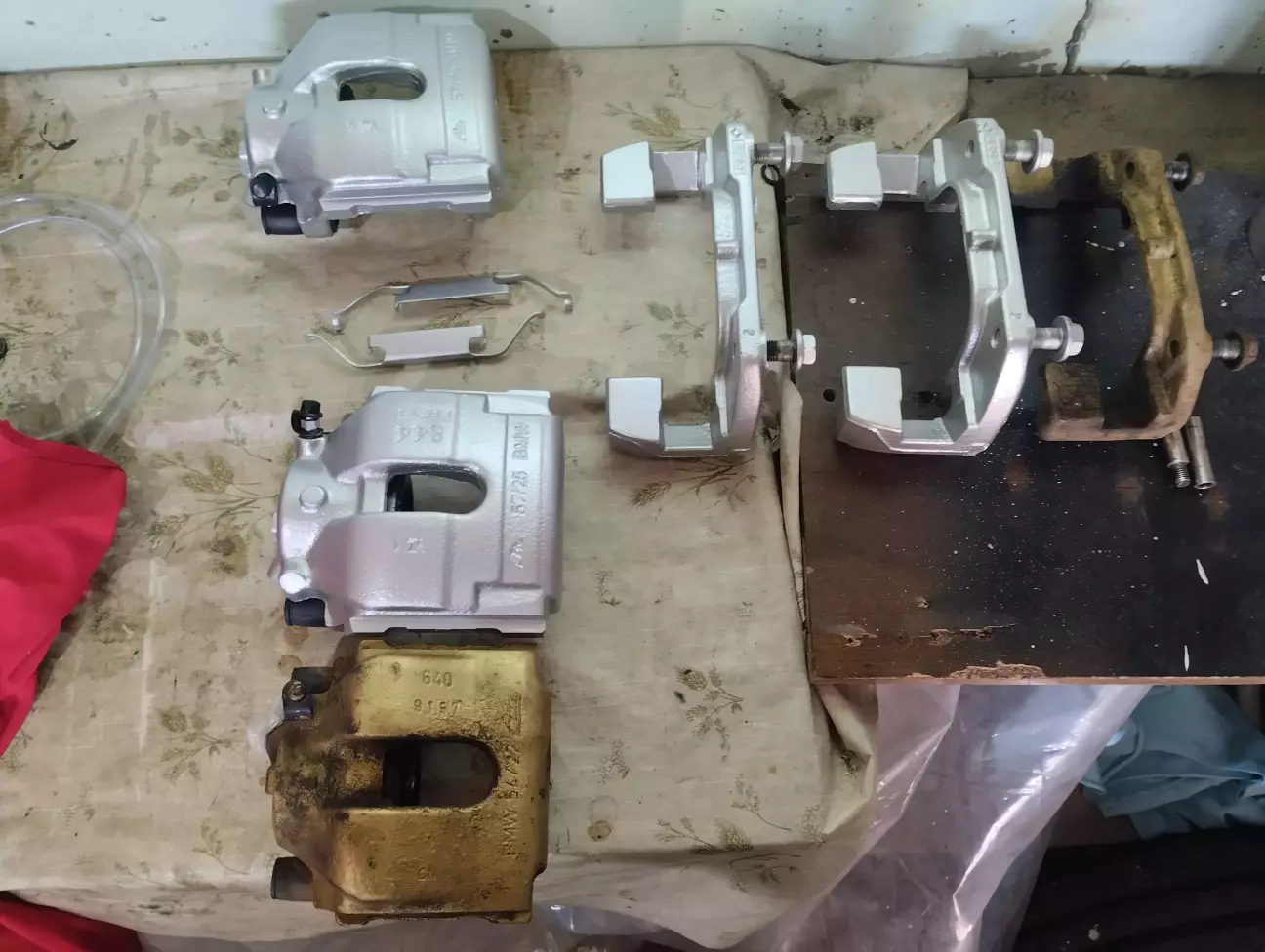 супорт старий один зі скобою і колодками 5.1кг,новий 6.5кг