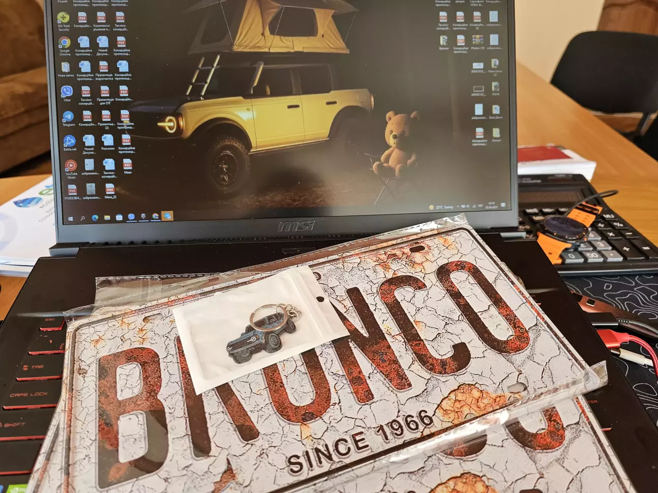 Подарували декоративні номера та брелочок)))