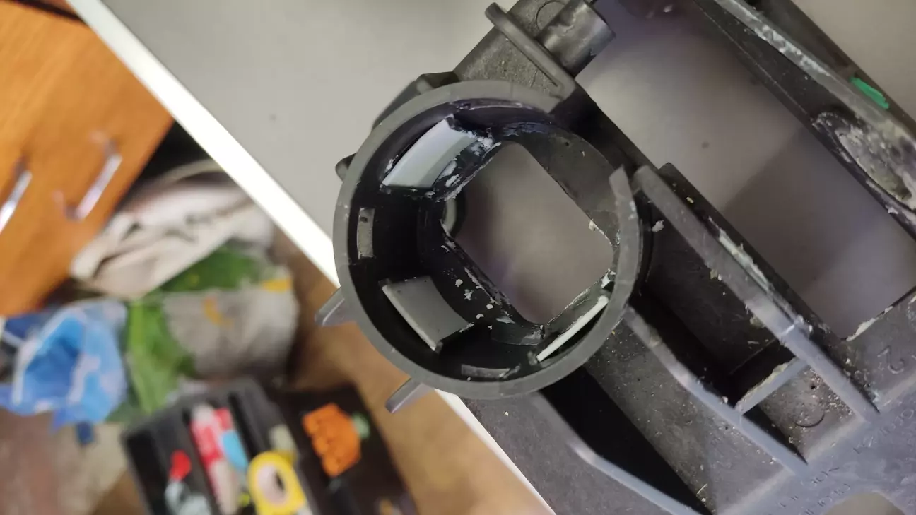 Сірі полоски - це вирізані з старої банки