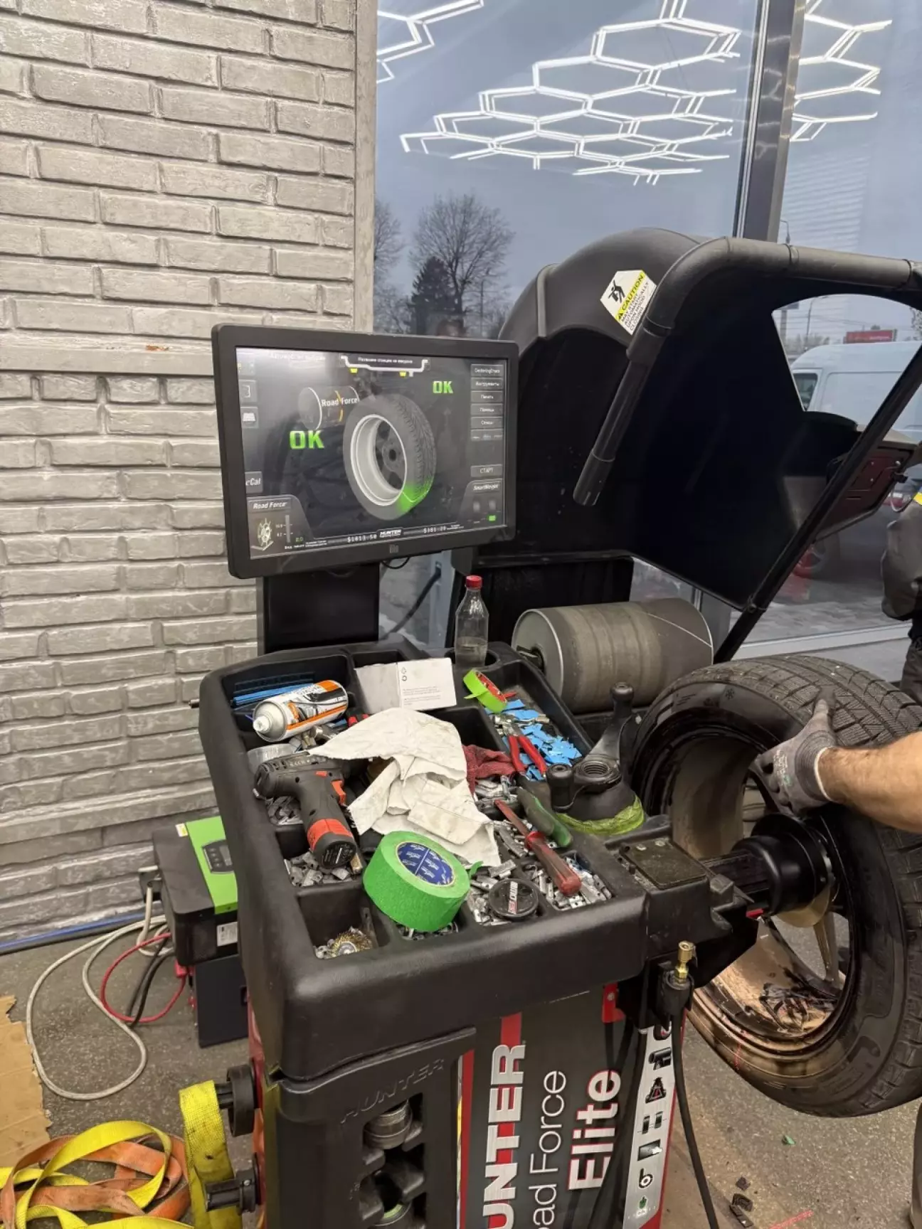 Балансувальний станок з навантажувальним валом..