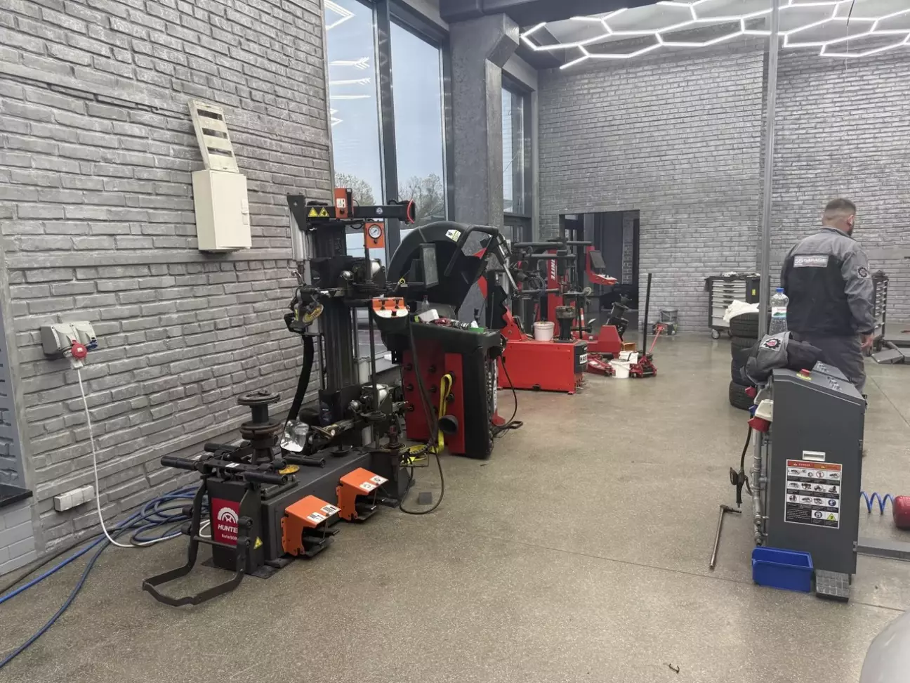 Станочний парк по шиномонтажу.