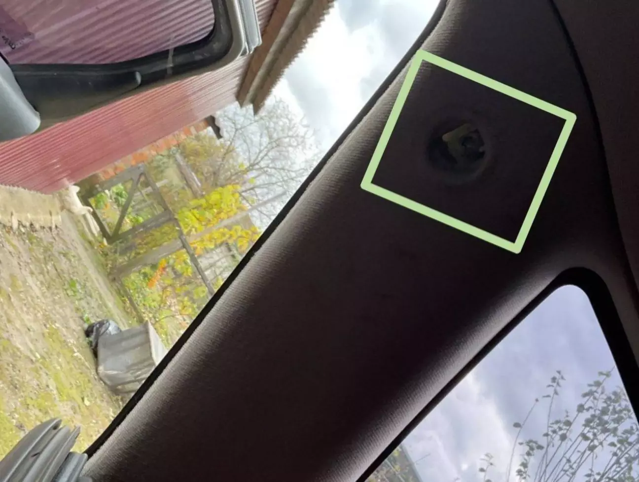 Етап 8. Коли в етапі сьомому ми відкрутимо гвинт та відсунемо частину дивана. Там де обведено буде засліпка airbag знімаємо її, та будемо мати доступ до гвинта torrex 25. Викручуємо його