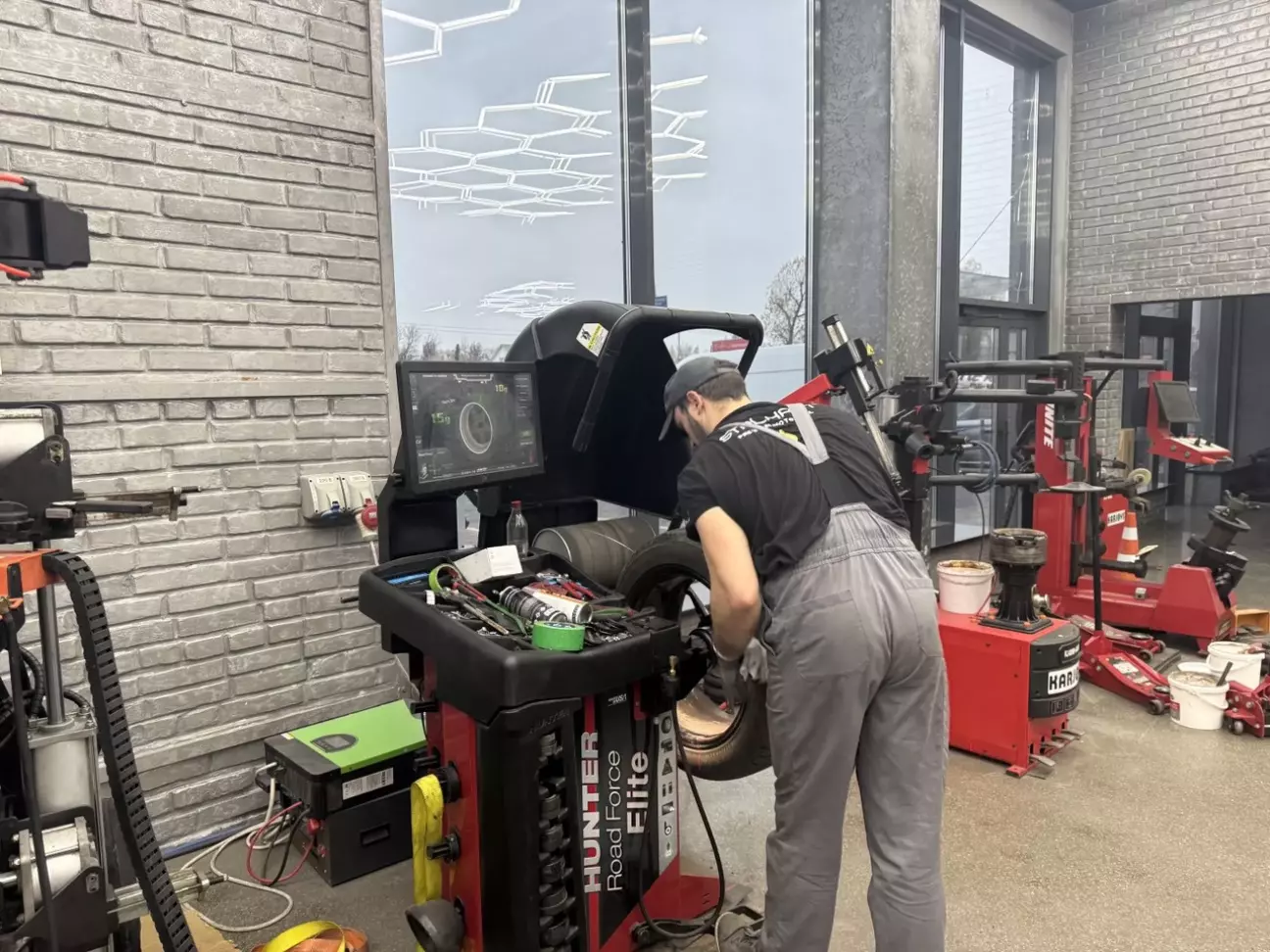 Станки нові, майстри молоді, роблять швидко!