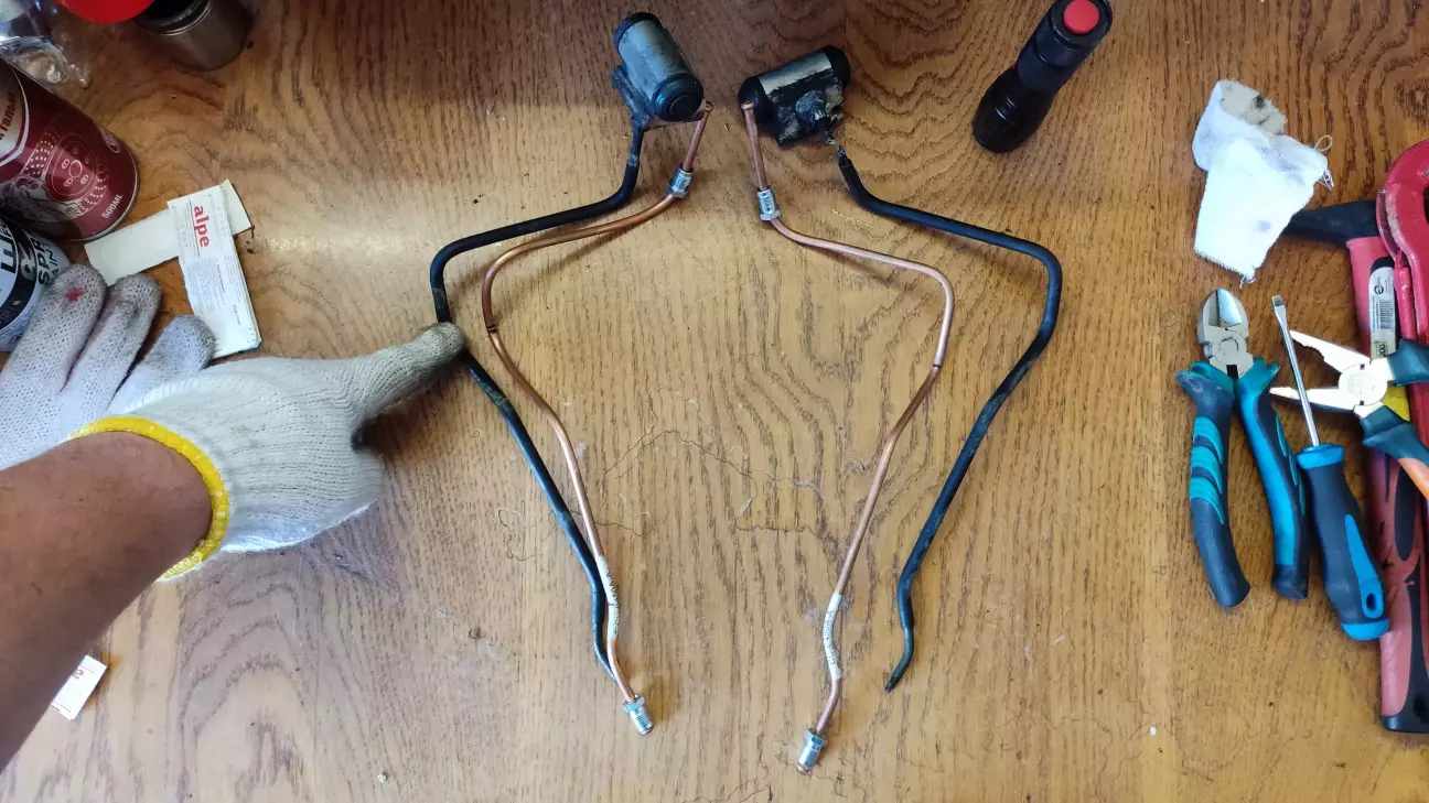 Старі трубки не відкрутив цілими, перекусив. Нові вигнув по старим (потім також в чорний пофарбував)