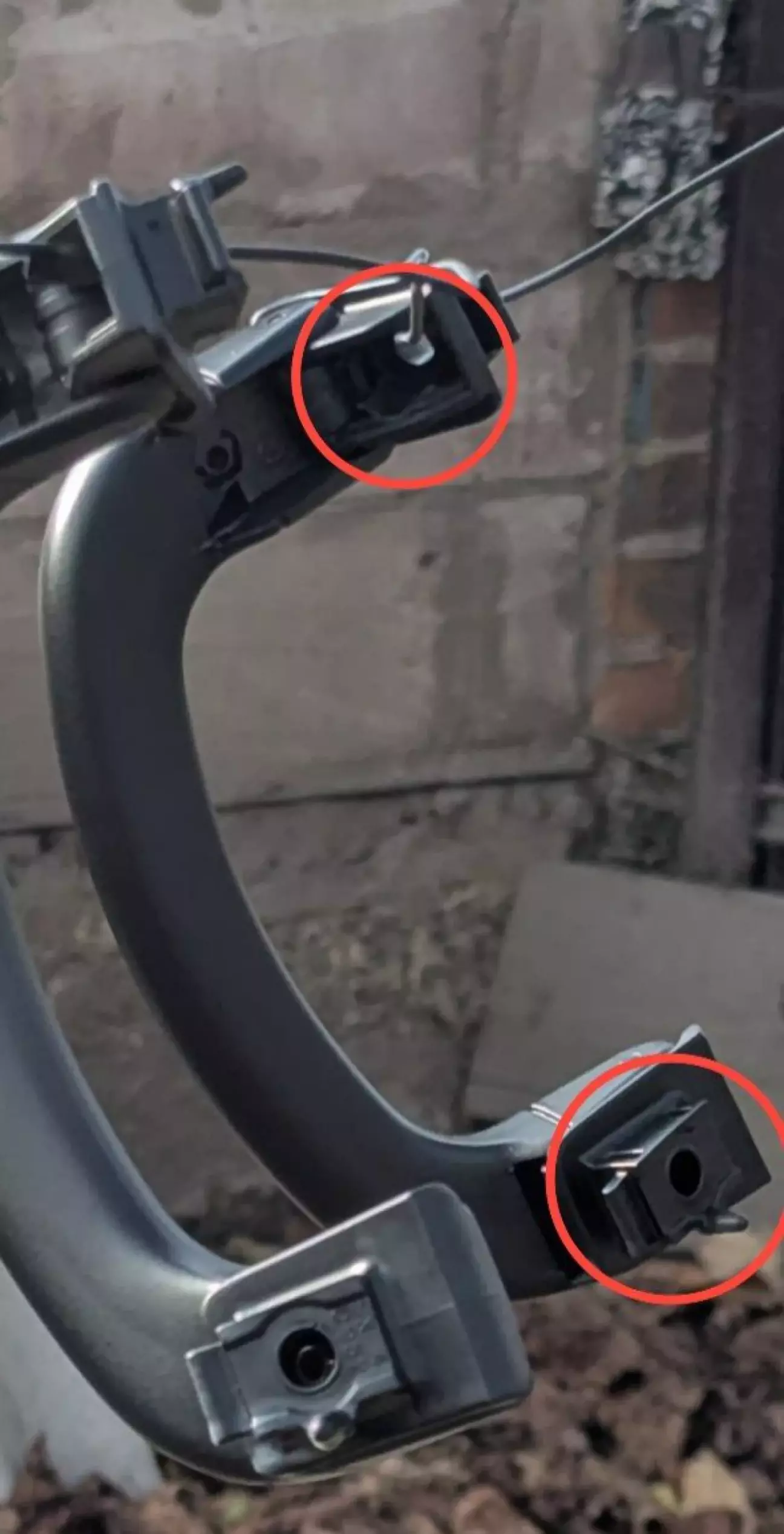 Етап 3. Вибачаюся за неповноцінне фото, беремо ручку опускаємо її вниз і побачимо там заглушки, знімаємо заглушки плоским предметом та викручуємо гвинти torrex 25. Повторити так зі всіма чотирма ручками