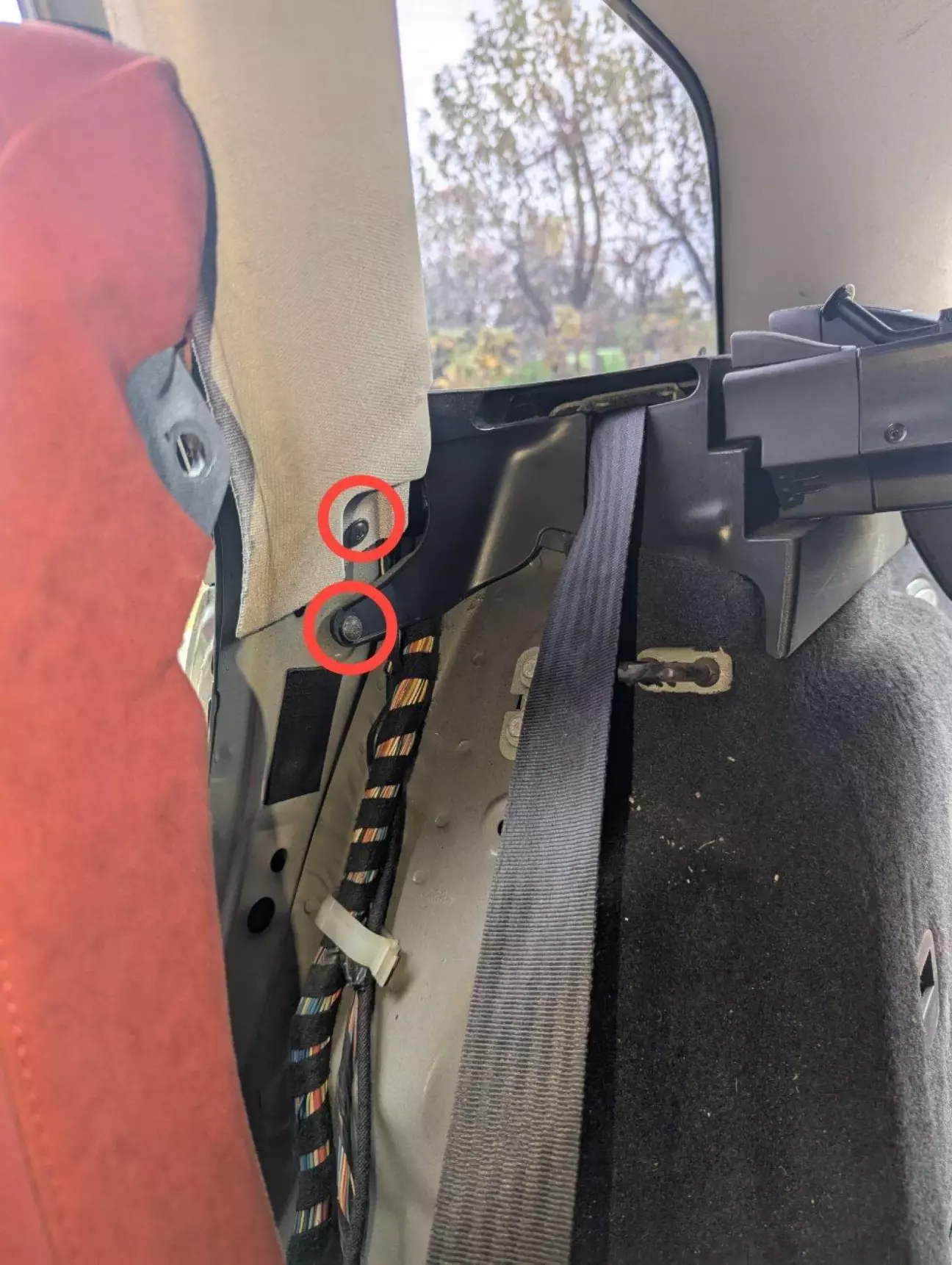 Етап 8. Викручуємо саморізи, христовою викруткою.