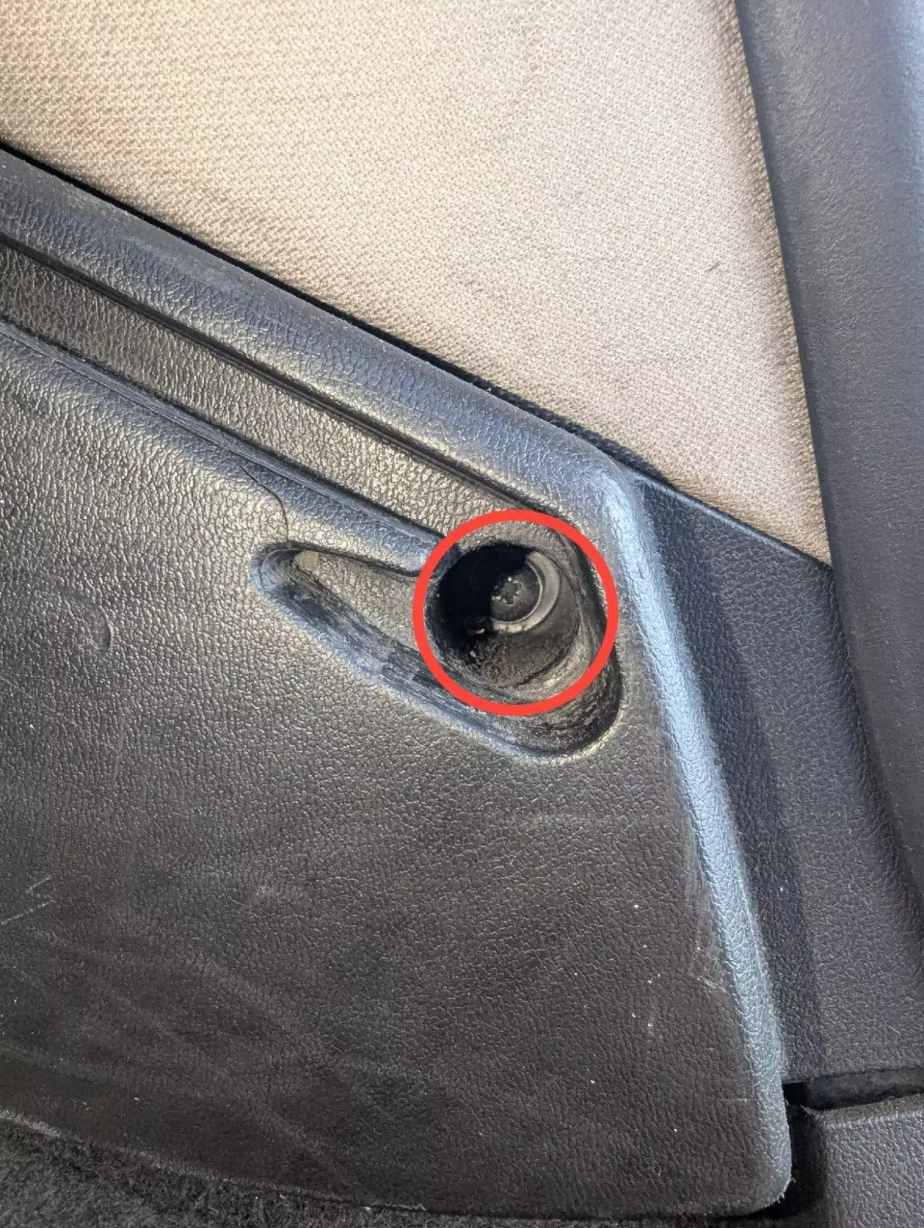 Етап 11. Знімаємо ущільнювач багажника відкручуємо саморіз та знімаємо полицю.