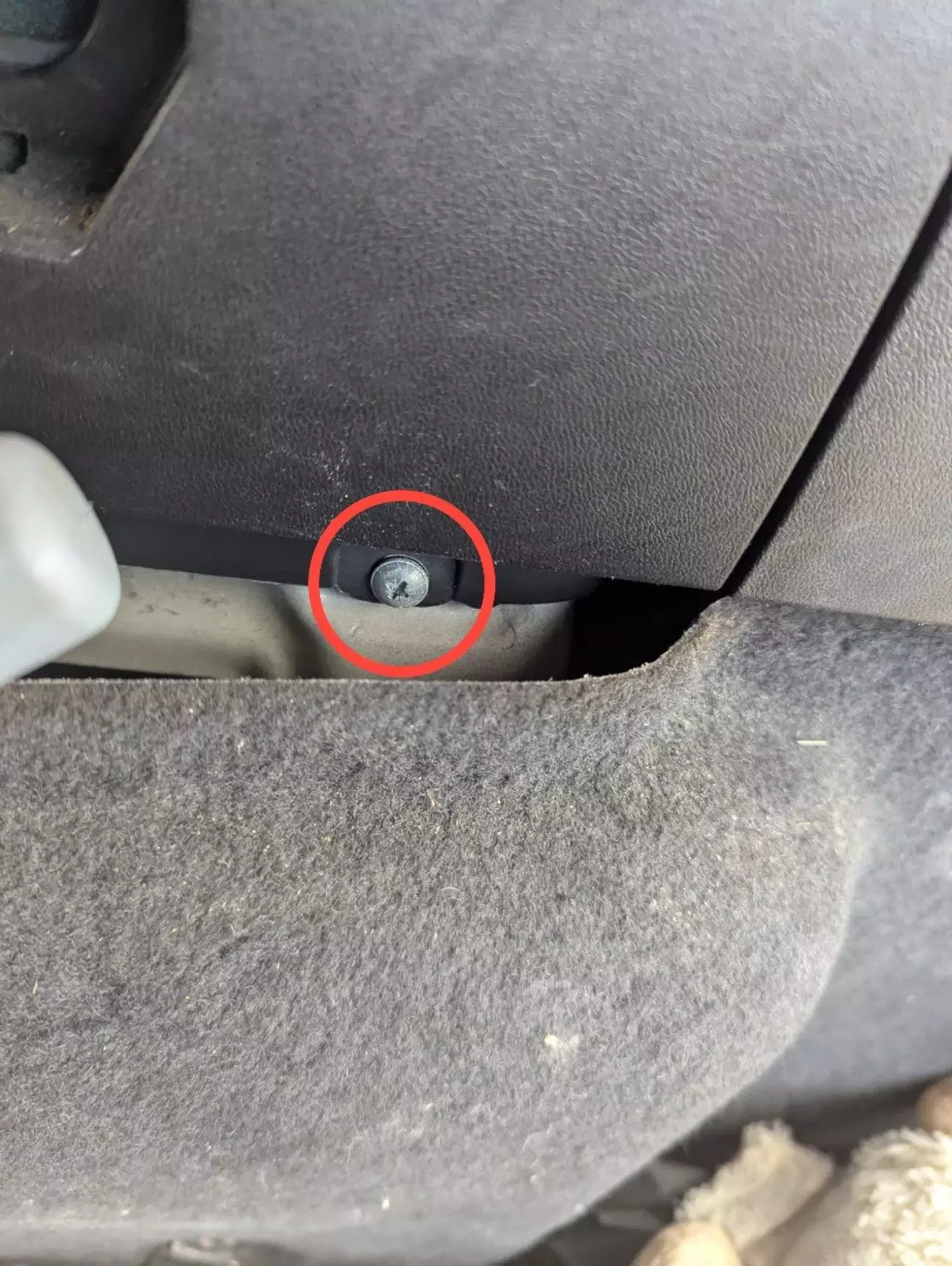 Тут відгибаємо кавролін, знизу полки і будуть саморізи теж викручуємо