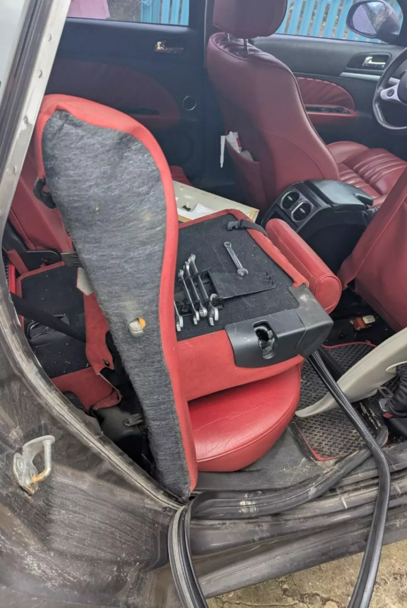 Етап 7. Будемо мати такий вигляд так і залишаємо нічого далі знімати не треба, з цього прекрасного червоного салону