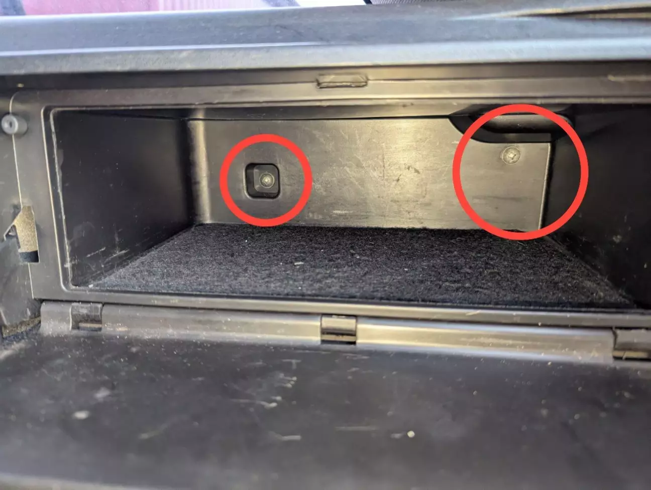 Етап 11. Відкриваємо відсік полиці багажника та бачимо два саморізи
