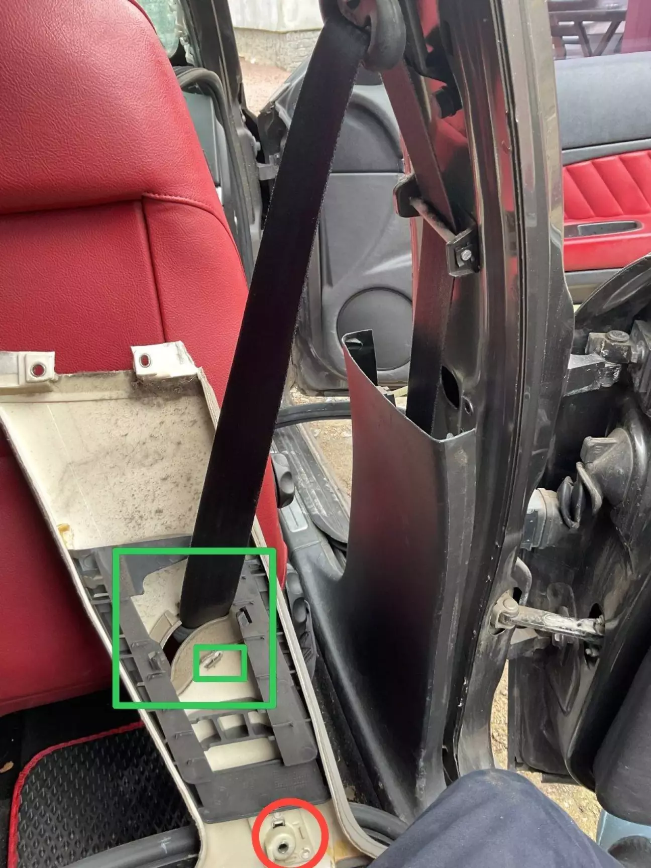 Етап 4. Коли буде то все зняте, відкручуємо ремінь безпеки з сидіння. На сидінні буде прикручений ремінь гвинтом torex 45. Після цього там де зелене, знімаємо пластикову заглушку ременя безпеки і виймаємо сам ремінь. ТАМ ДЕ ЧЕРВОНЕ ТО ГВИНТ ПІД ЗАСЛІНКОЮ airbag , TOREX 25.