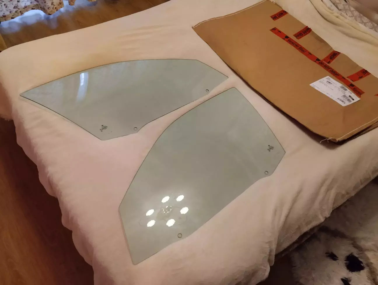 Зустрічайте.Нове оригінальне скло на ліву та праву сторону.