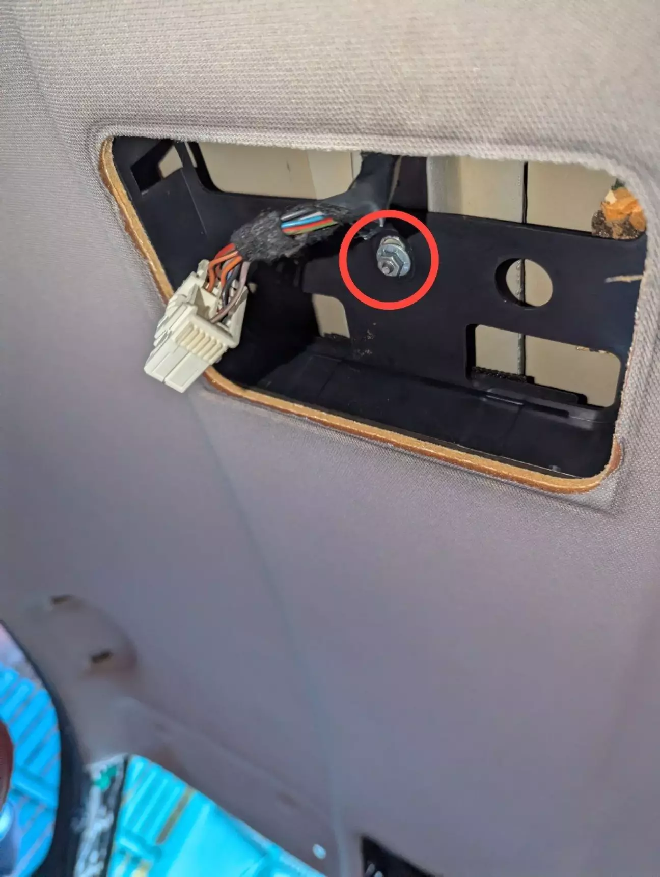 Тут беремо накидний ключ на 8 і викручуємо. Будьте готові, що стеля може трохи приспуститися