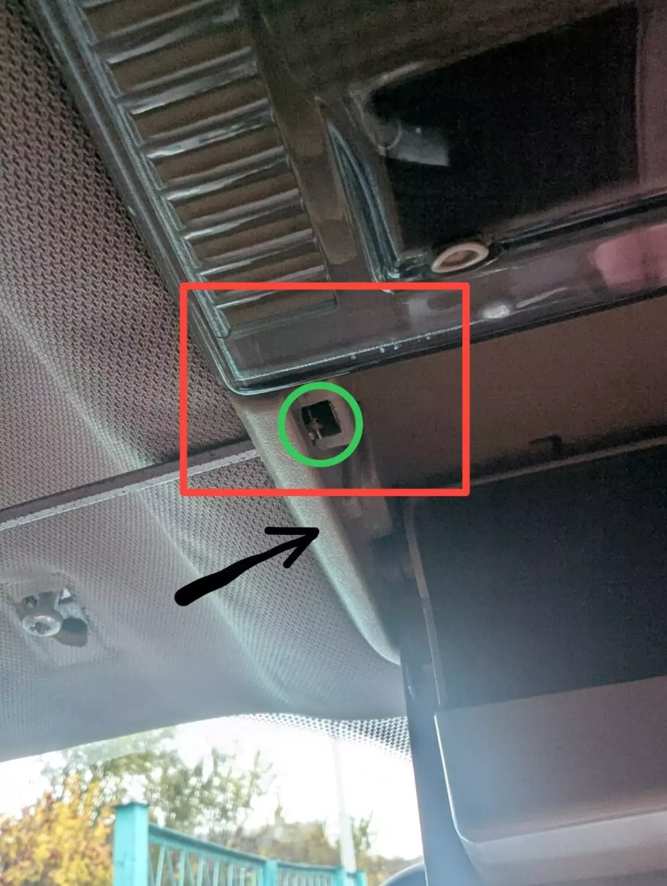 Етап 5. Як зняти плафон підсвідки, відкриваємо окулярник спочатку. Там де виділено, вставляємо самий малий шестигранники і вставляємо в паз та усик плафону відгибаємо. Так з 2 сторін.