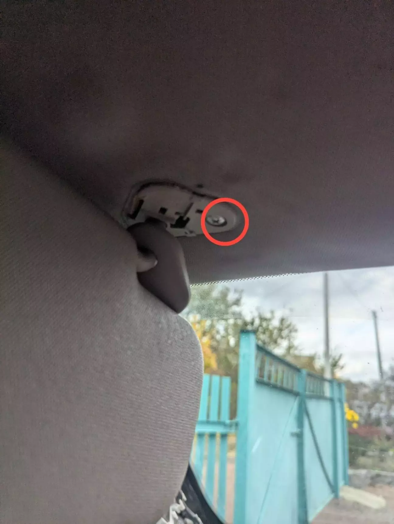 Етап 2. Коли зняли заглушку викручуємо хрестовою викруткою. Та тягнемо повільно на себе, якщо в когось комплектація з дзеркалом та підсвіткою то обережно щоб не обірвати штекери