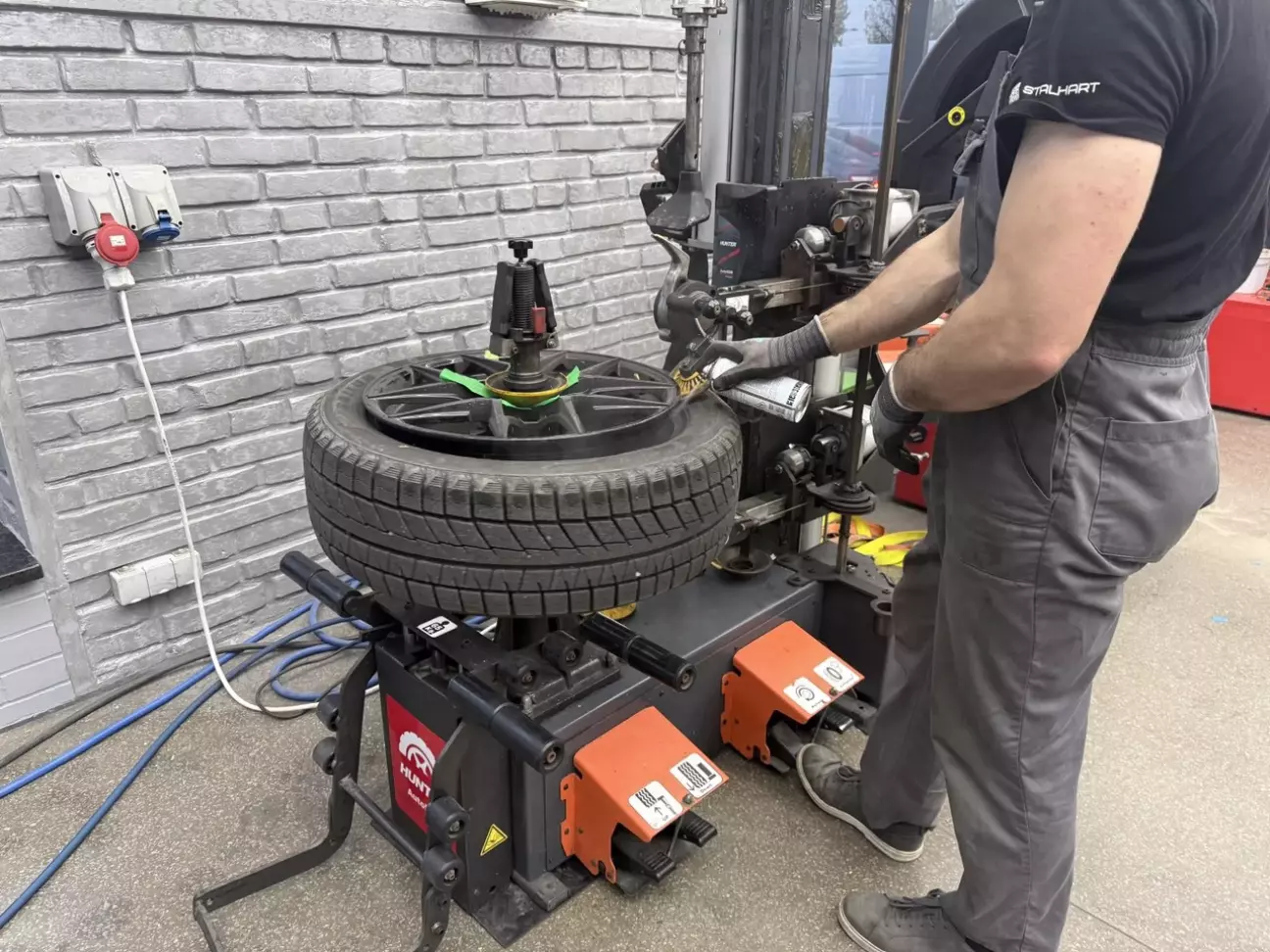 По рекомендації станка повертають резину на диску щоб був ідеальний баланс в парі диск/резина.