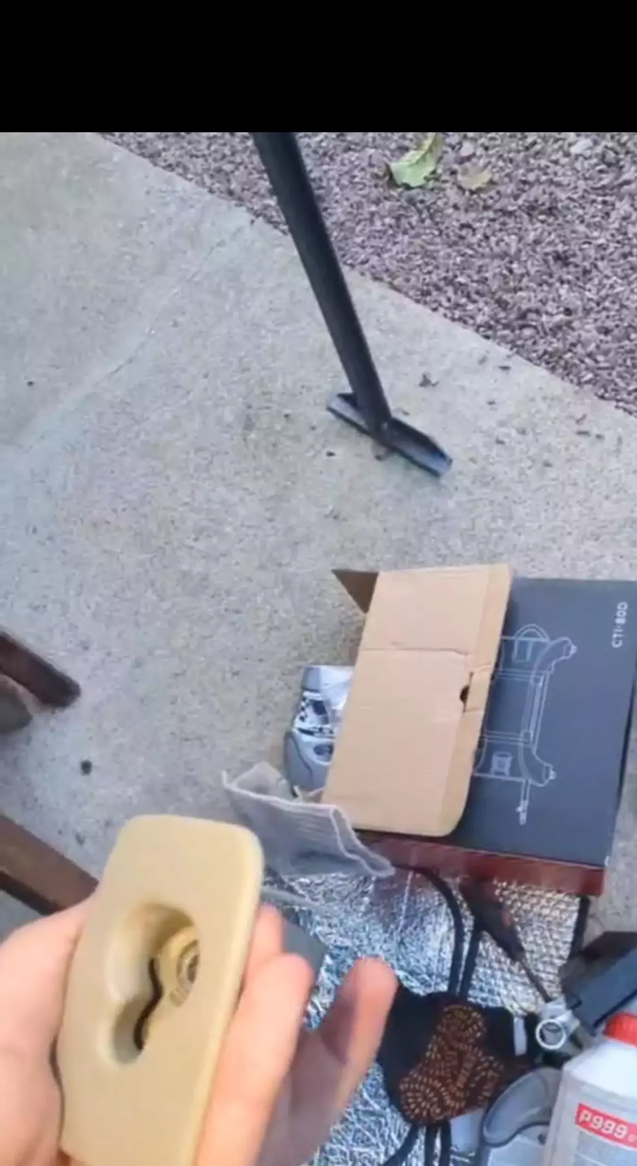 Етап 9. Ось ця закладна, в ній torex. Викручуємо з двох сторін. Це все стосується в кого комплектації є шторка, яка розділяє салон