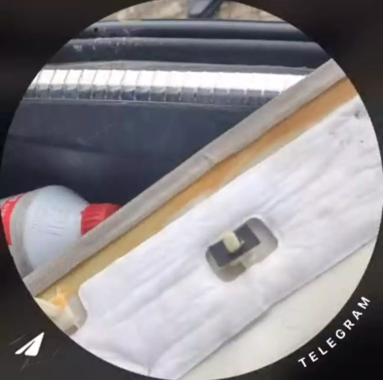 Етап 10. Як зняти потолок. Сам потолок складається з двох частин. Один з основного тобто сам потолок, а другий накладка на багажник. Так вот ця накладка сама є на кліпсах так за допомогою плоскої викрутки або зйомника кліпс знімаємо ту накладку яка знаходиться в секції багажника.