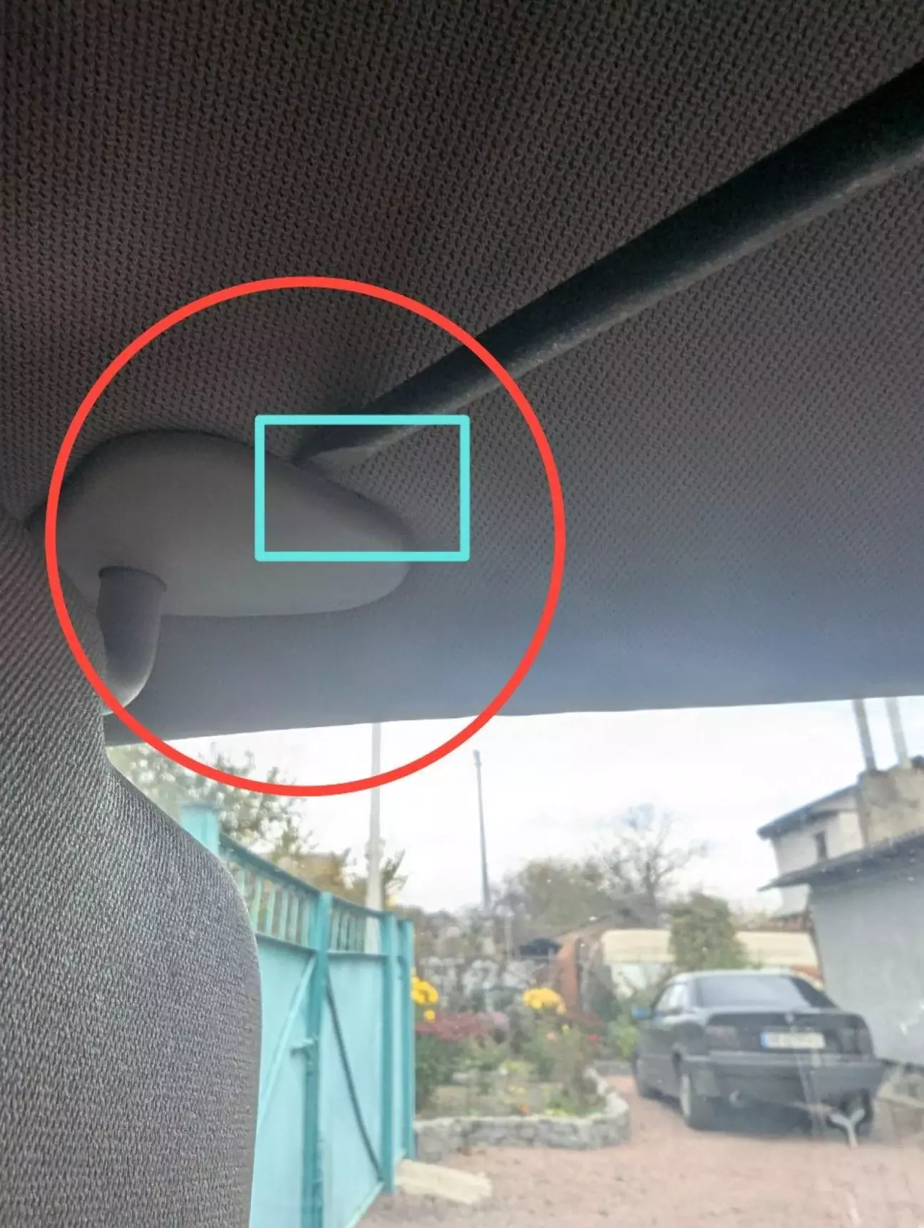 Етап 2. Піддіваємо пласкою викруткою або пластмасовим медіатором (обережно сам матеріал м'який даної заглушки)