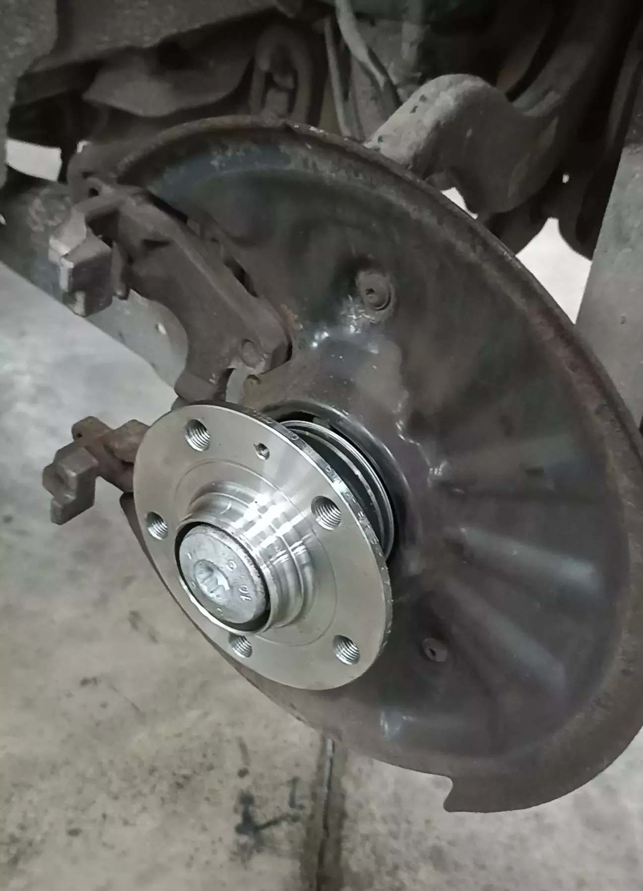 нова ступиця встановлена і прикручена