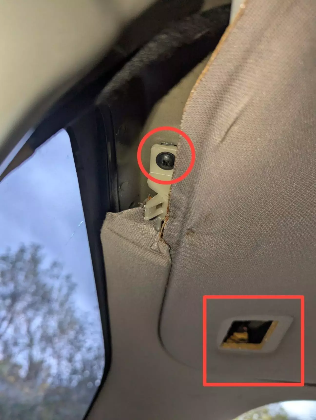 Етап 9. Як знімемо накладку в етапі 8. Ми відразу побачимо доступ до цих саморізів. Викручуємо їх. Там де дірка, то там закладна пластикова для сіточки багажника. Ні є гвинт torex. Відкручуємо його