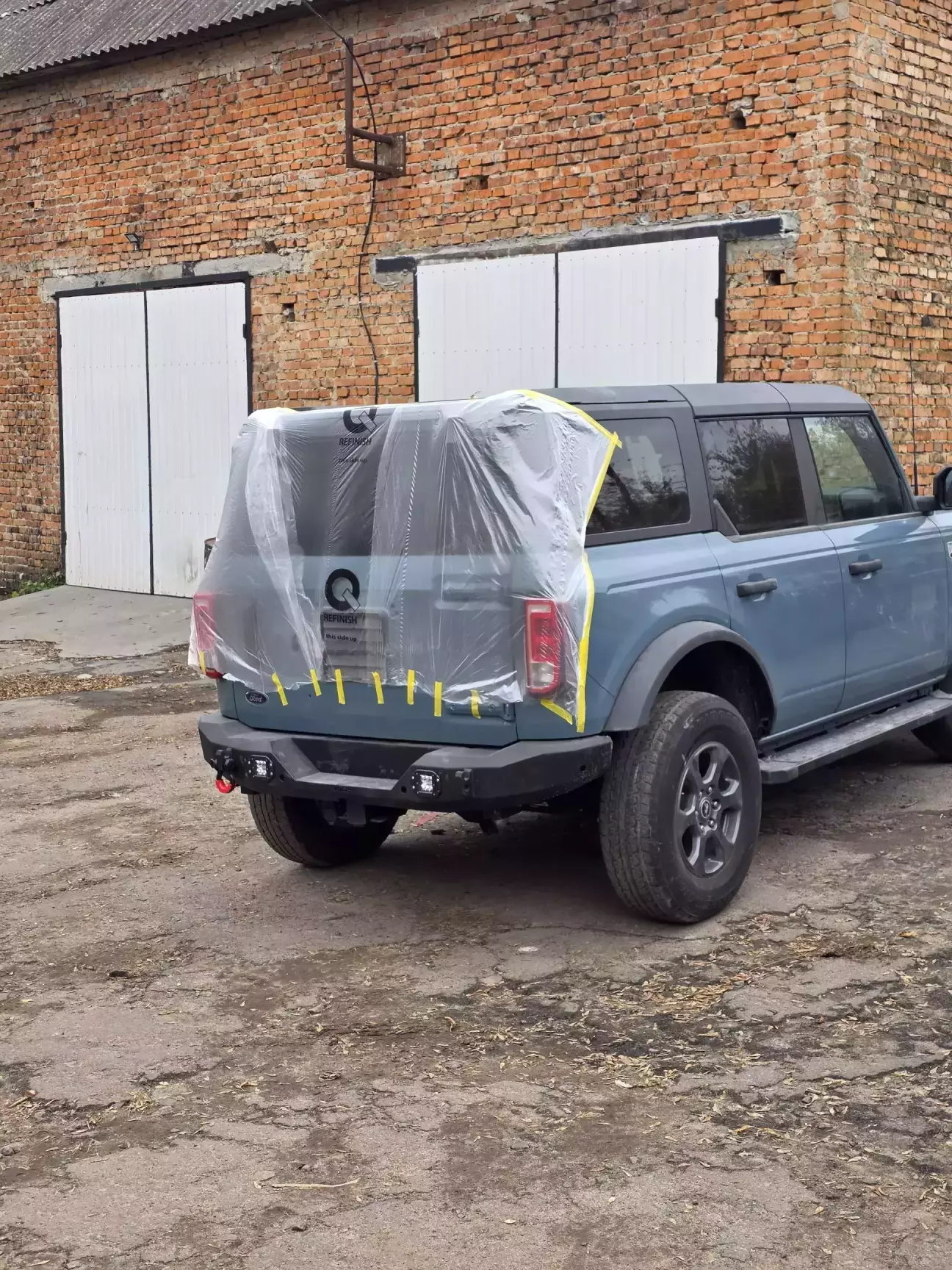 гарна стоїть біля малярів))))Навіть в плівочці)))))