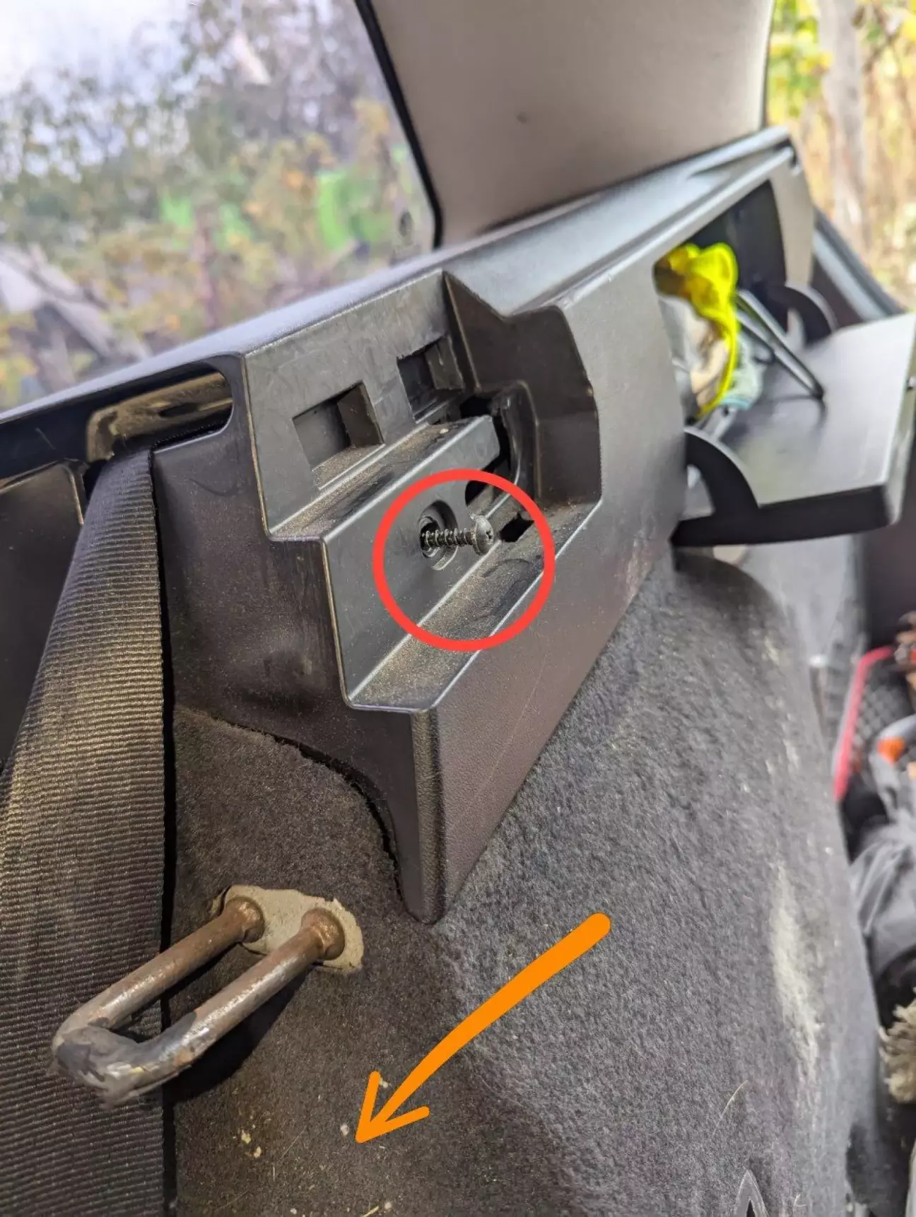 Етап 11. Спочатку знімаємо ковролін тягнемо на себе. Та викручуємо всі відмічені саморізи. Уважно якщо, в автомобілі два вида гвинтів ти що які йдуть на полицю вони будуть довші. Ті які як служать накладками для інтер'єру салону то вони коротші